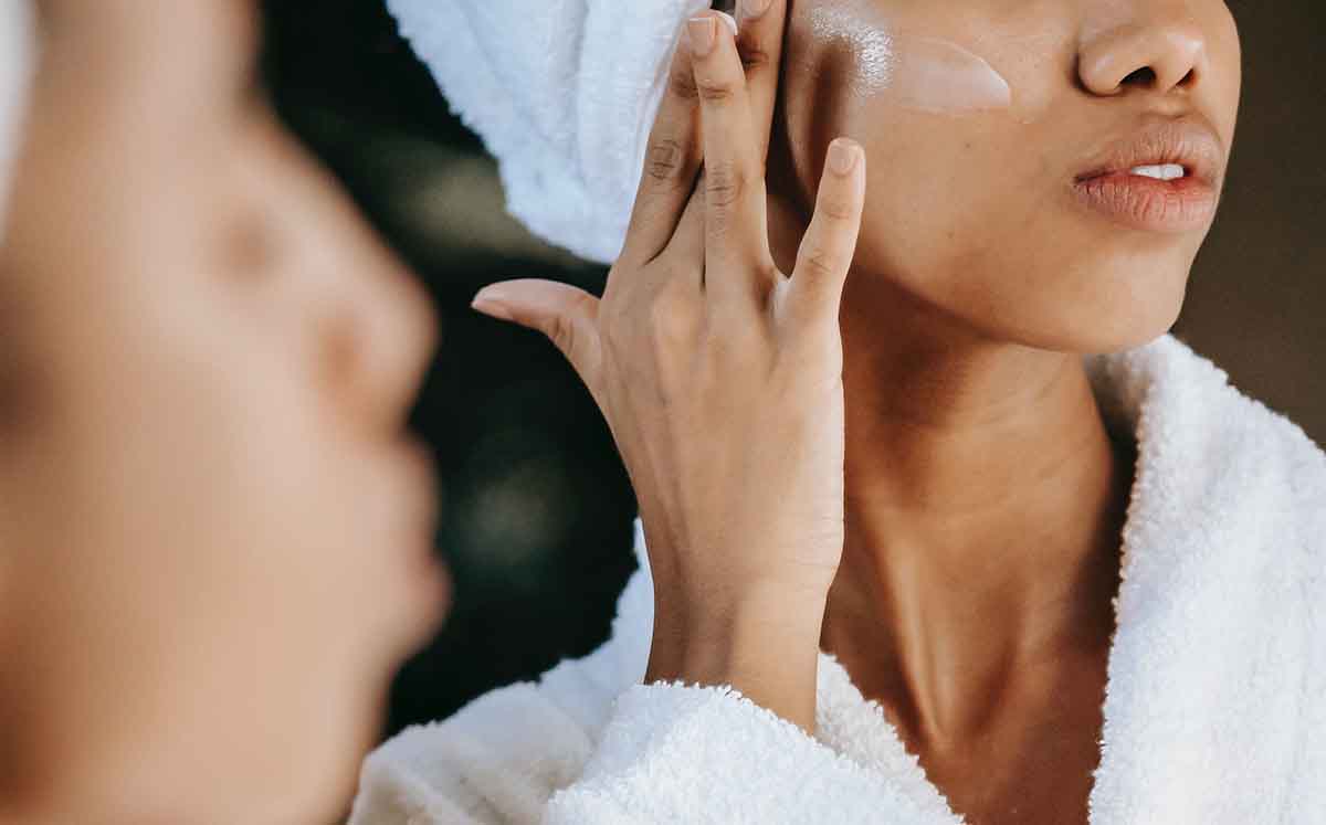Implementar más cuidados a tu rutina de skincare es una de las claves para cuidarte este verano. (Foto: Pexels)