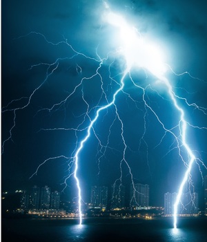 ¿Es peligroso lavar trastes y bañarse en una tormenta eléctrica? (Foto: Getty)