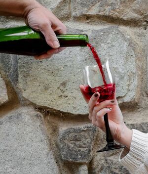 ¡Adiós a las manchas de vino tinto! Aprende a eliminarlas y luce esos vestidos impecables: pexels