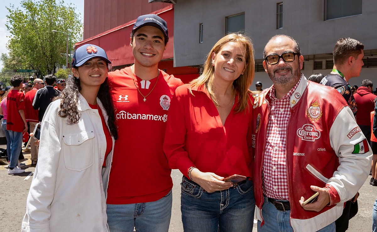 Andrea Tapia, Roberto Tapia, Ana María Medina y Salvador Granja