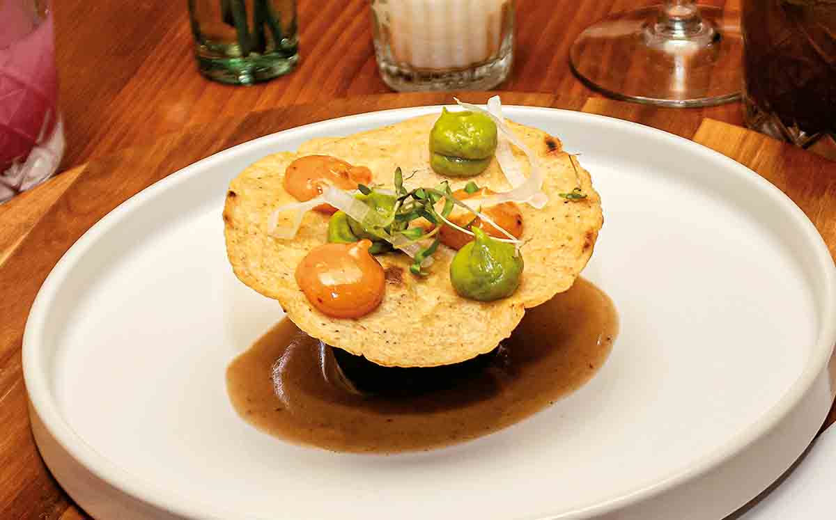LENGUA DE RES A LENTA COCCIÓN CON BROWN ALE, VEGETALES CARAMELIZADOS, SALSA DE CARNE Y TOSTADA DE CHICHARRÓN CON ADEREZO DE CHILTEPÍN