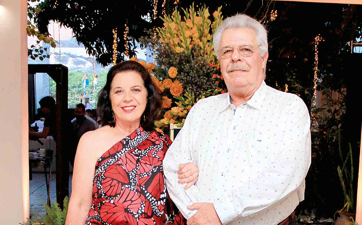 ELVIA HOLGUERA Y FRANCISCO VILLARREAL disfrutando del aniversario de Lindero Universidad