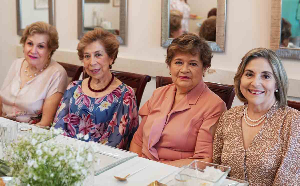 SILVIA HEREDIA, MARÍA DE LA SOLEDAD INGUANZO, MARTHA GÓMEZ Y PRISCILA ILLOLDI festejando a Gutty en su cumpleaños