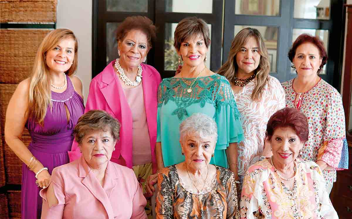 ROSA MANZUR, MARTHA DE AGUIRRE, LUPITA GUZMÁN, MARU GAMEZ, RAQUEL DE HINOJOSA, MARTHA GÓMEZ, GUTTY DE SOSA Y ANA DE PÉREZ presentes en el festejo