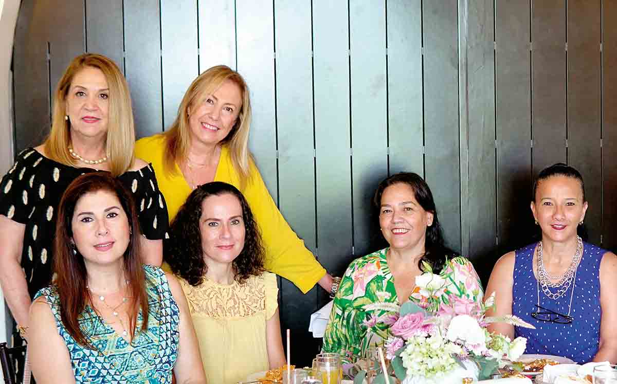 NORMA PROM, ADRIANA FERNÁNDEZ, GLORIA MARTHA DELSOL, PATRICIA DELSOL, CLARA DELSOL Y MARISA DELSOL presentes en el evento