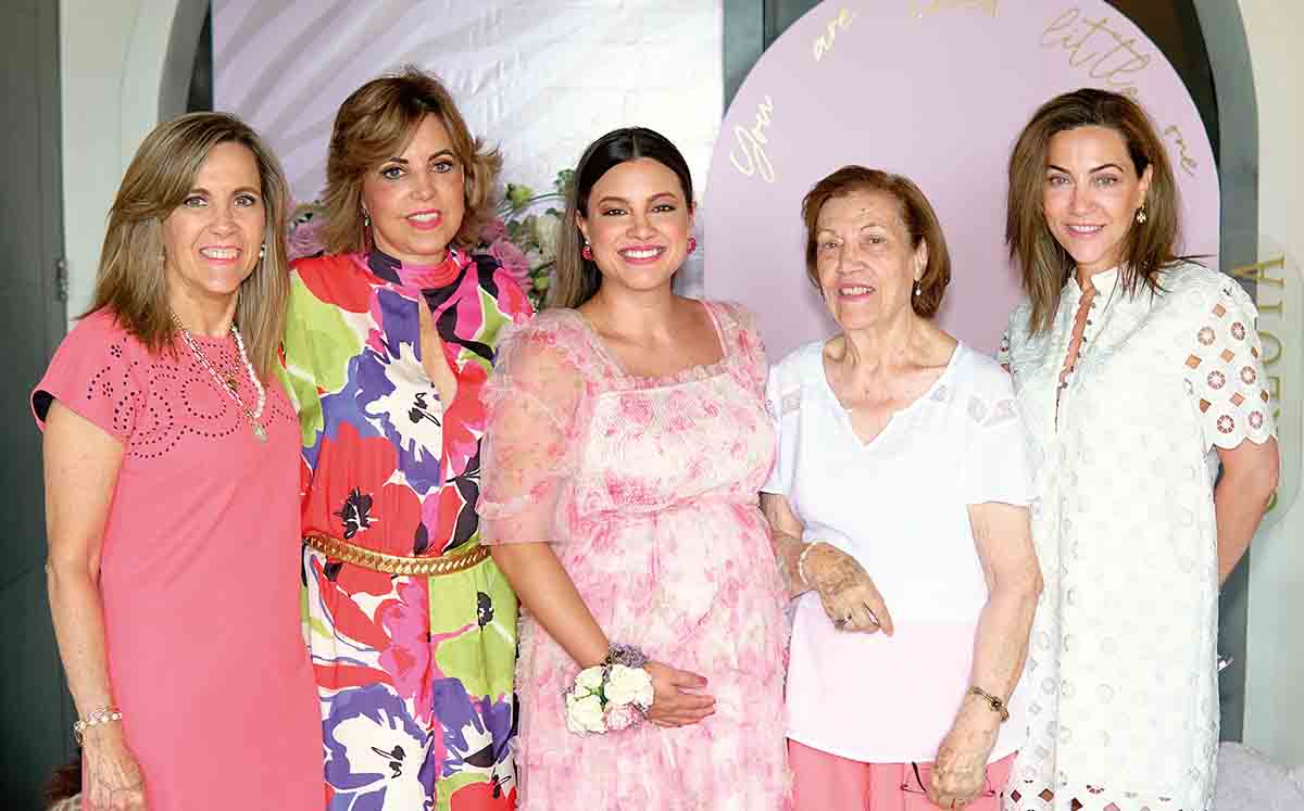 MARIVI ESPADA, MARICARMEN ESPADA, ANA PAU DELSOL Y ADRIANA ESPADA celebrando junto a Ana Pau