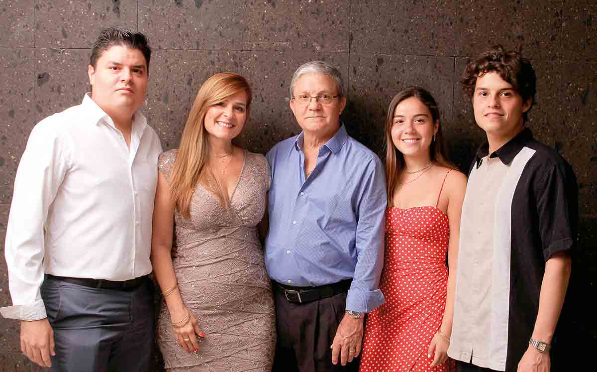JOSÉ GERARDO SOSA, ROSA MANZUR, ENRIQUE SOSA Y MARÍA PAULA SOSA