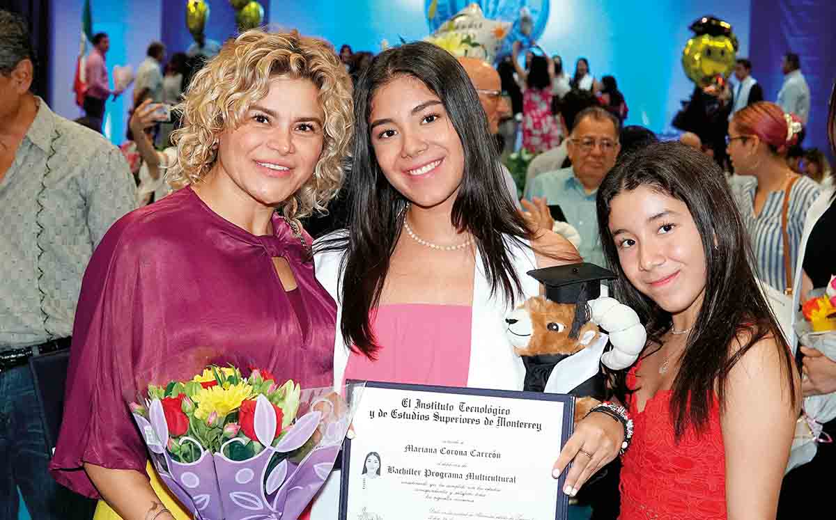 ROSSY DE CORONA, MARIANA CORONA Y MARÍA ROMINA CORONA