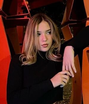 Mía Rubín tiene el vestido más arriesgado de espalda descubierta (Instagram)