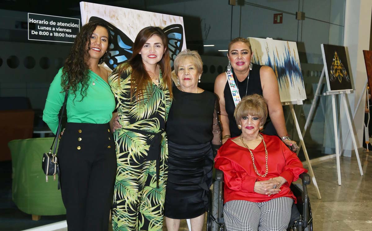 Cinthia, Estefanía, Campa, Wendy, Lupita, María Esther y Aurora