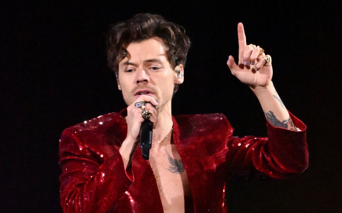 Golpean a Harry Styles con objeto arrojado, ¡en pleno concierto! (Foto: Getty/Twitter)