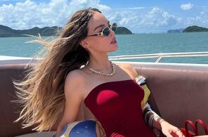 Belinda y cómo llevar un minivestido de-tubo rojo en la playa (Foto: Instagram)