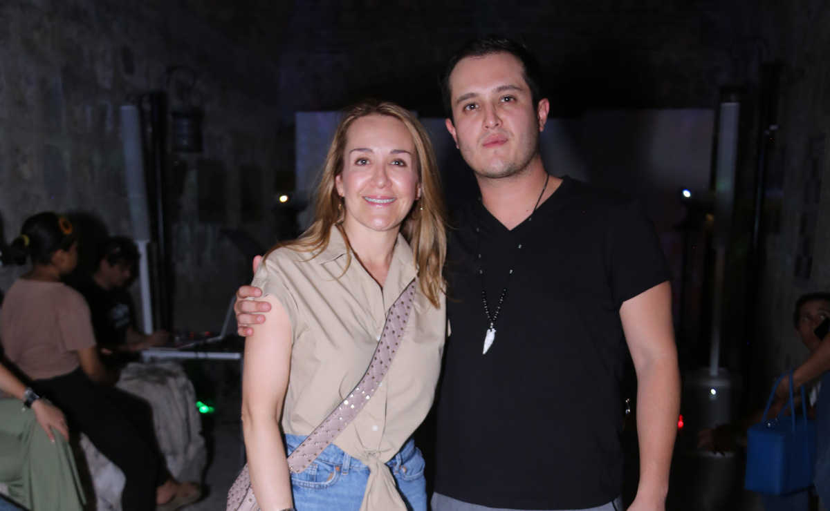 Claudia acompañó a su hijo Juan Antonio a disfrutar de la música en el Canal de la Perla