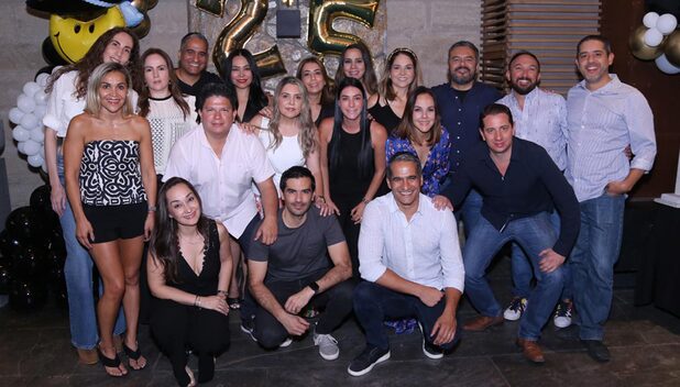 La foto del recuerdo de los asistentes a la reunión de generación Ex  CAT 98