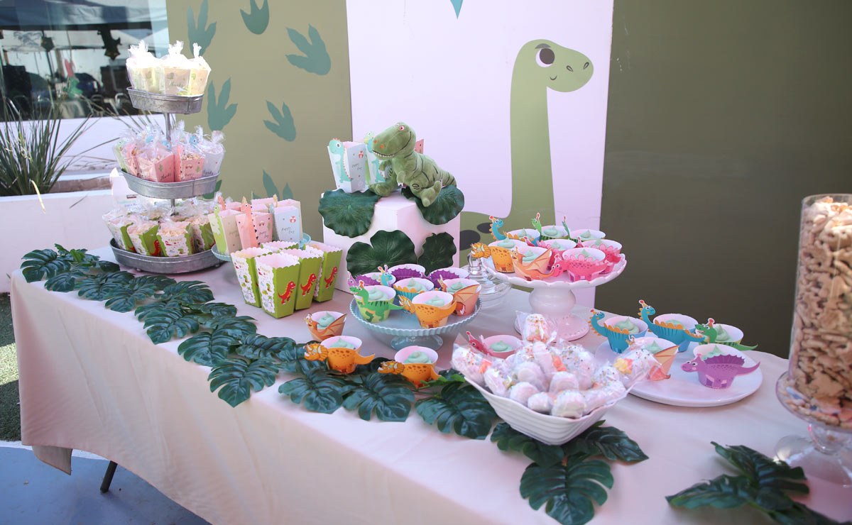 Mesa de postres y snacks