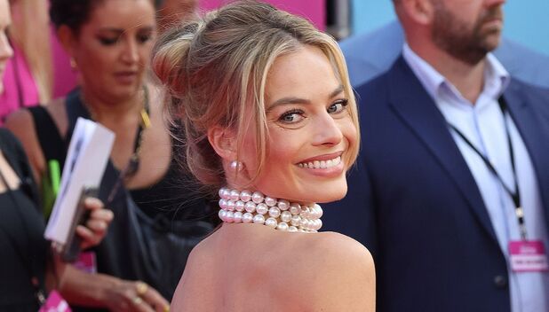Margot Robbie recrea el look old Hollywood de Barbie en Londres (Getty Images).