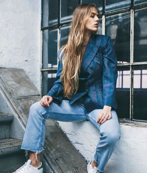 Cómo llevar los pantalones capri para estilizar tu figura si eres bajita: unsplash