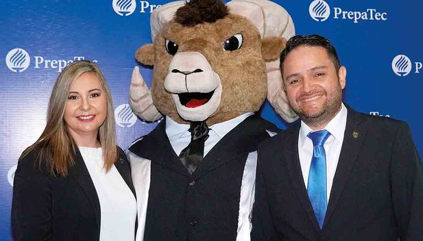 ANA LETICIA SZMANSKIN, TEUS Y ÓSCAR FLORES