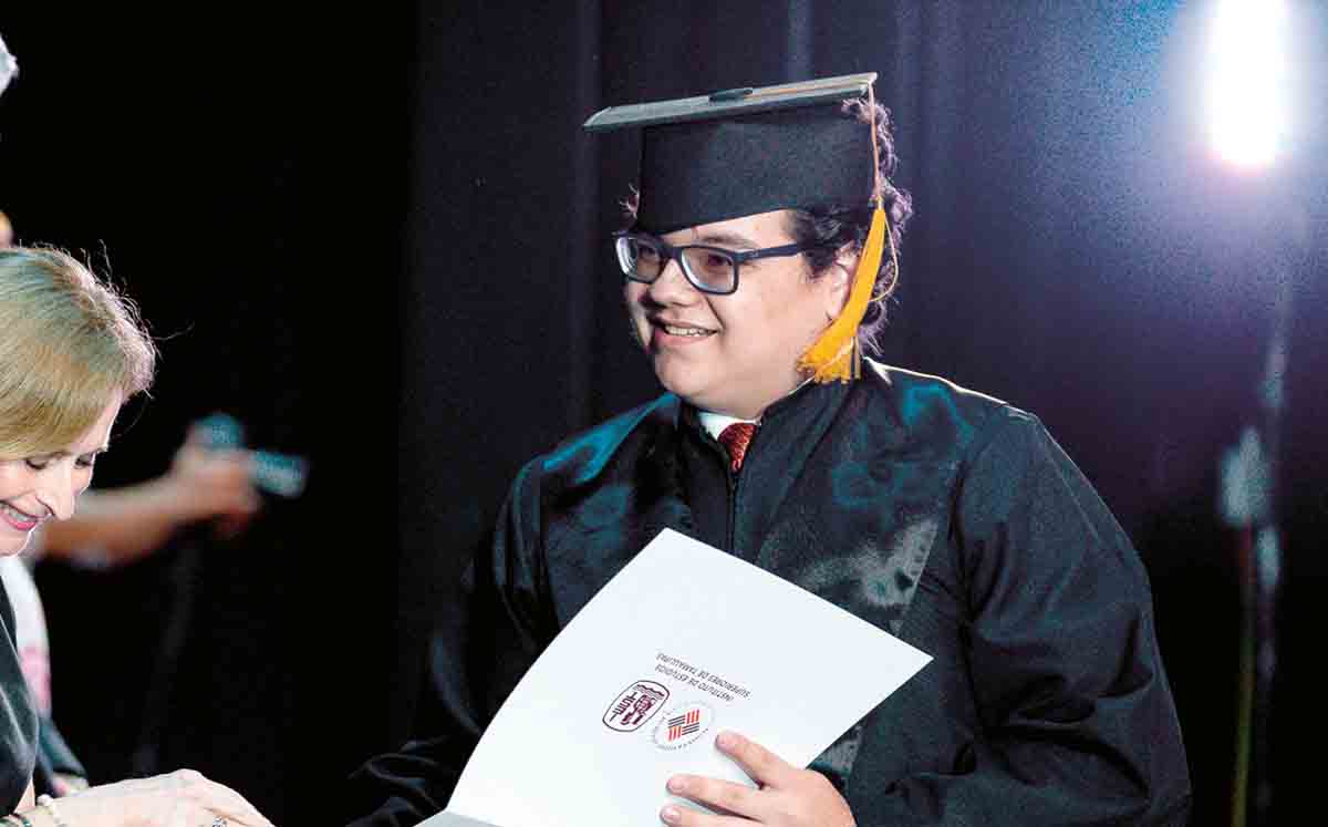 Los alumnos de la cuadragésima octava generación de la preparatoria IEST Anáhuac, celebraron su graduación