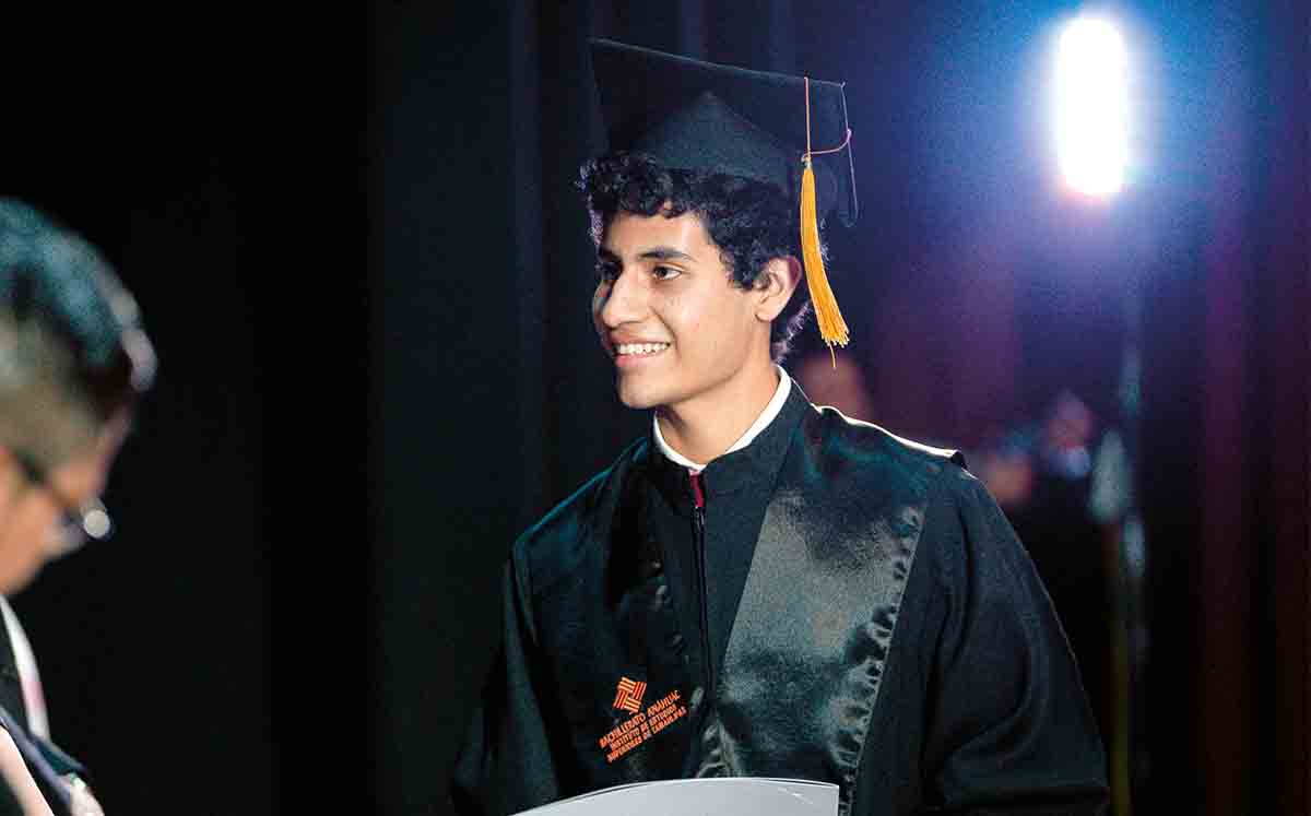 Los alumnos de la cuadragésima octava generación de la preparatoria IEST Anáhuac, celebraron su graduación