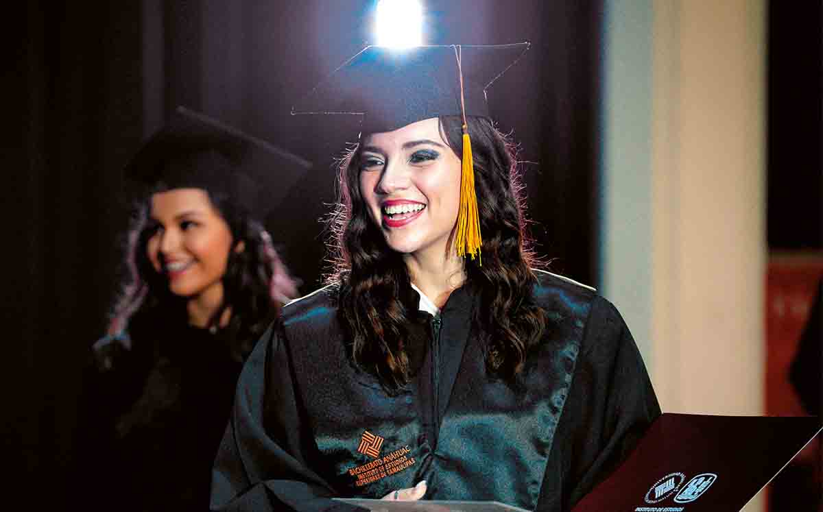 Los alumnos de la cuadragésima octava generación de la preparatoria IEST Anáhuac, celebraron su graduación