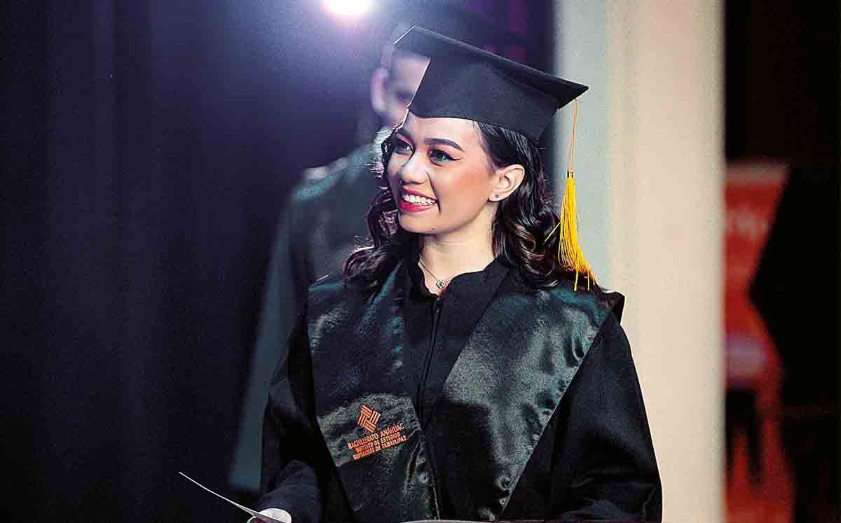 Los alumnos de la cuadragésima octava generación de la preparatoria IEST Anáhuac, celebraron su graduación
