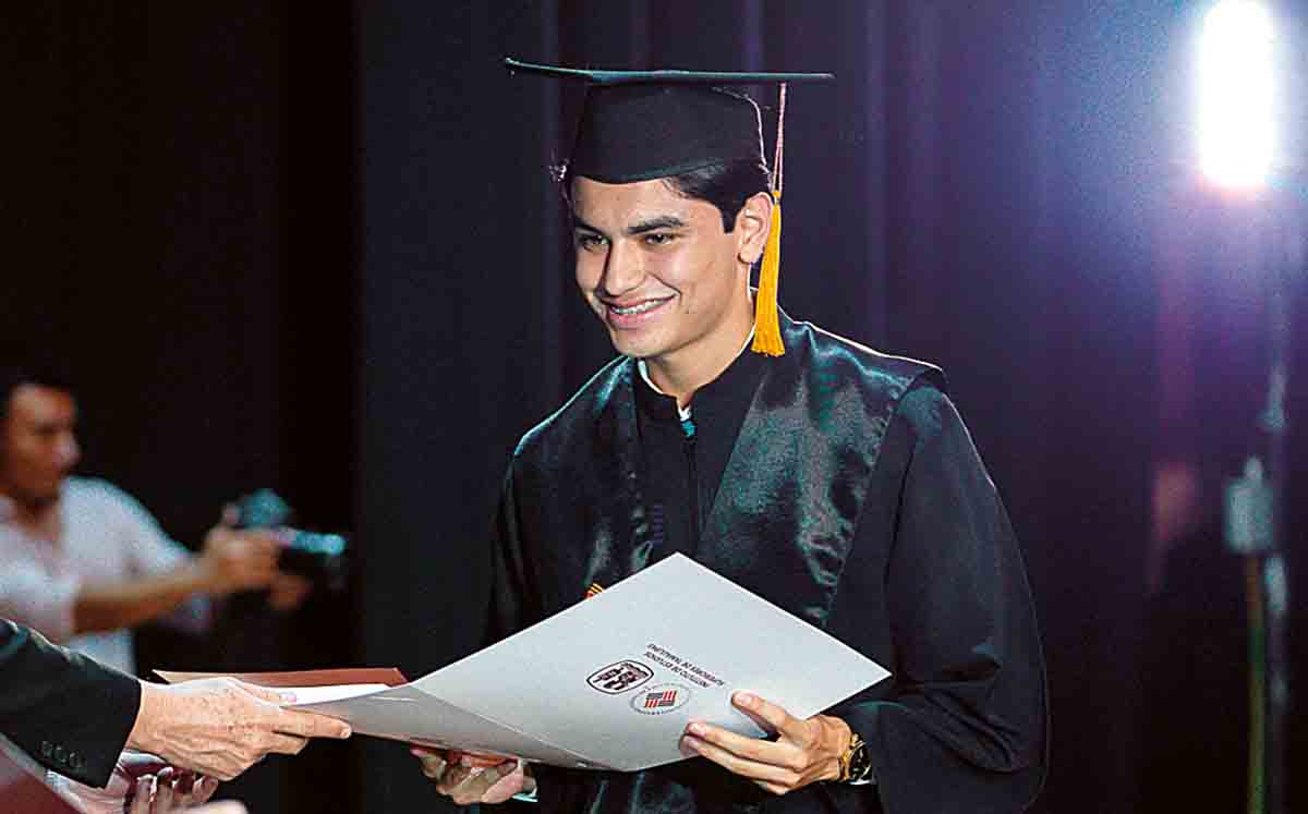 Los alumnos de la cuadragésima octava generación de la preparatoria IEST Anáhuac, celebraron su graduación