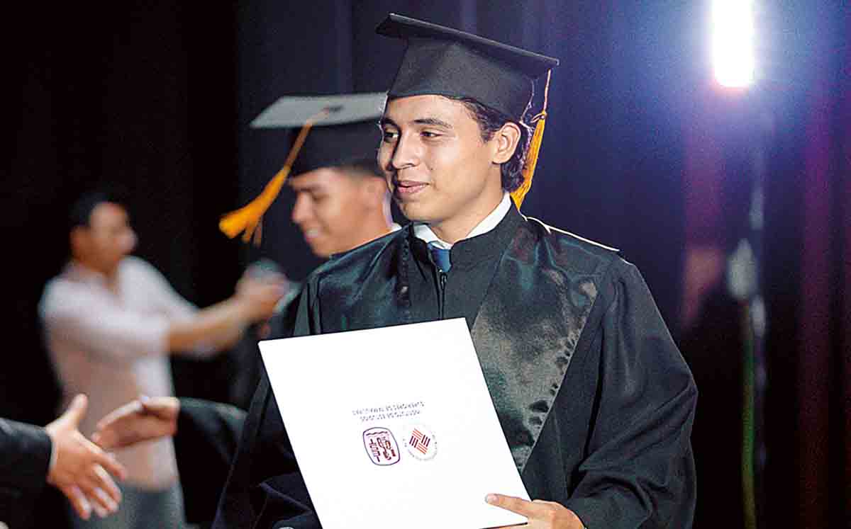Los alumnos de la cuadragésima octava generación de la preparatoria IEST Anáhuac, celebraron su graduación