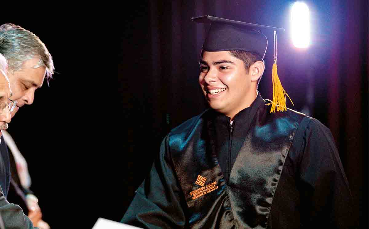 Los alumnos de la cuadragésima octava generación de la preparatoria IEST Anáhuac, celebraron su graduación