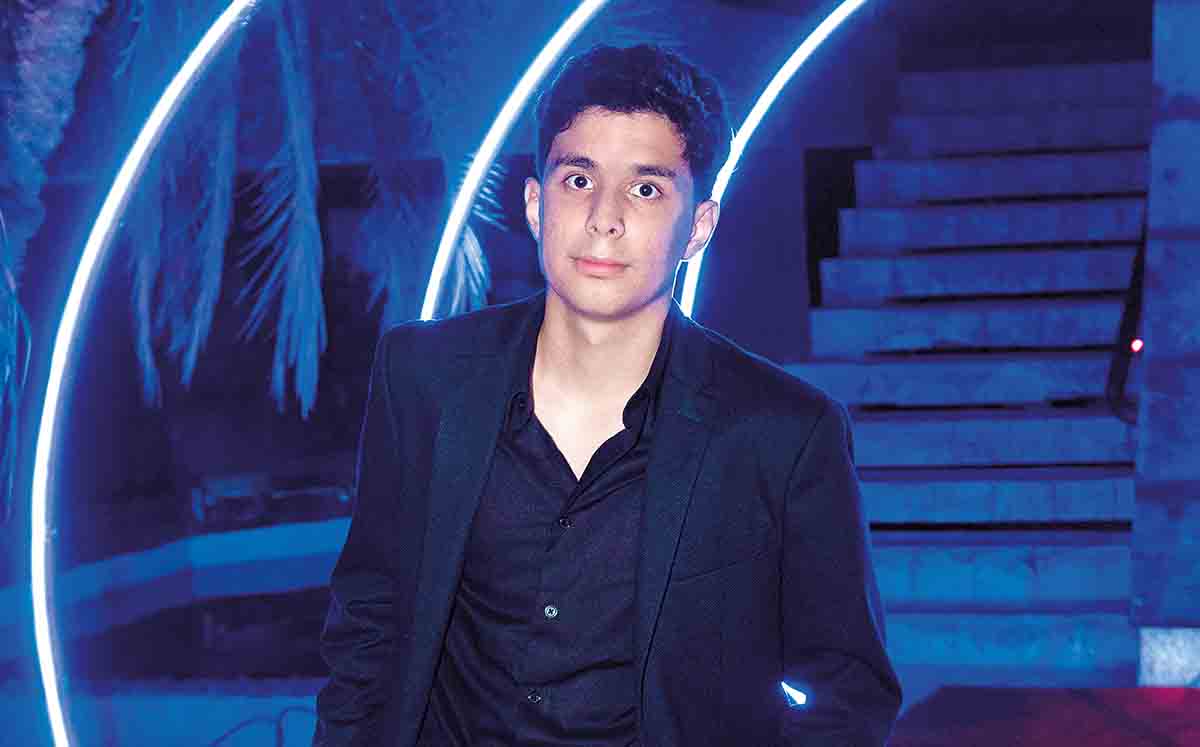 LUIS EMILIANO TORRES orgulloso de asistir a su graduación