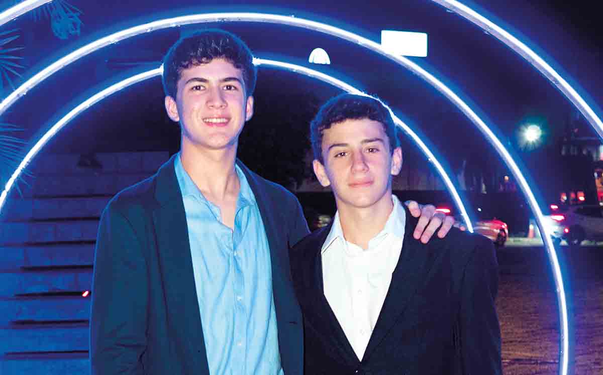 JOSÉ PABLO VEGA Y ALEX LACAVEX en su graduación