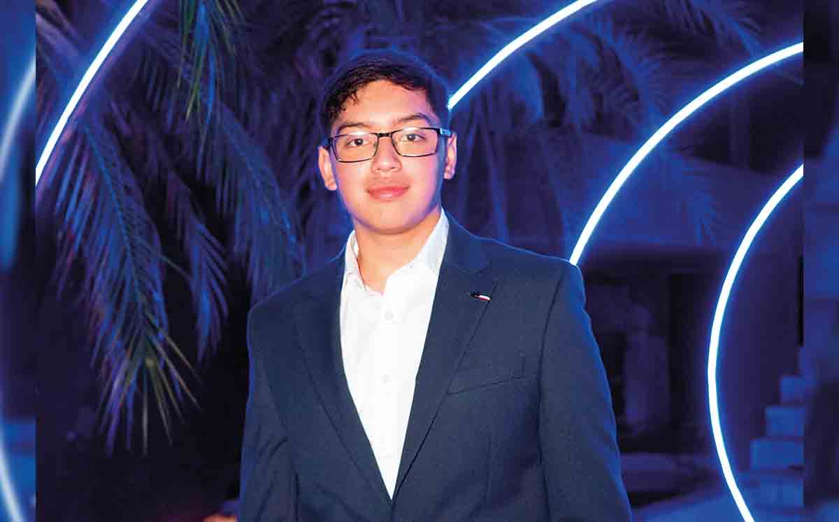 JESÚS DAVID MARTÍNEZ feliz de celebrar su graduación