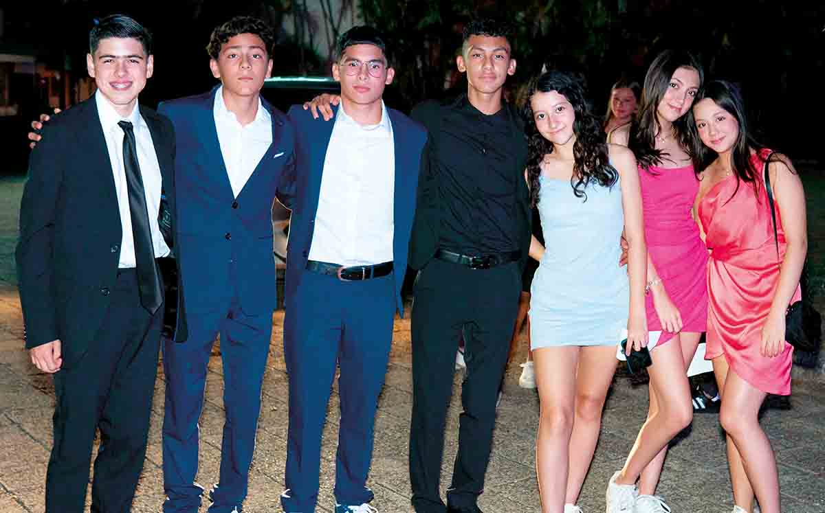 JUAN CARLOS GUILOCHE, JOSÉ CARLOS PABLOS Y VICTOR CALZADA, FELIX BAUTISTA, XIMENA ROCHA, ANA VICTORIA GUERRERO Y MICHELLE PÉREZ en su graduación