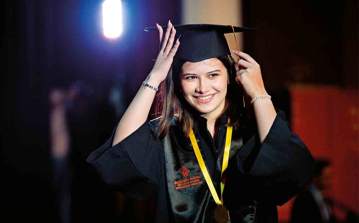 FERNANDA PINEDA feliz de terminar su ciclo de preparatoria
