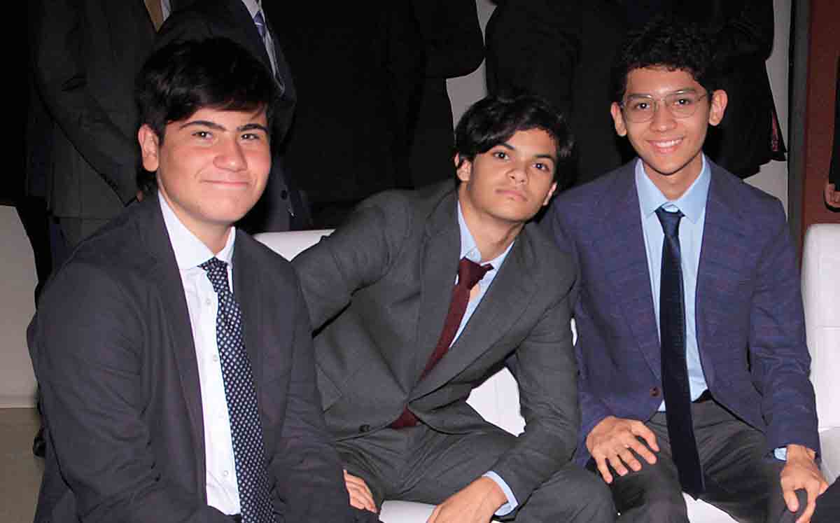 GERARDO NARANJO, JOSÉ MARÍA CRESPO Y EMILIO SAURI felices de estar en su graduación