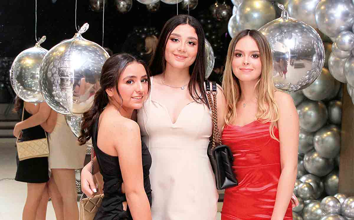 ANDREA JOSÉ GARCÍA, FRIDA FAYAD Y MIRANDA GONZÁLEZ felices de terminar su graduación de secundaria