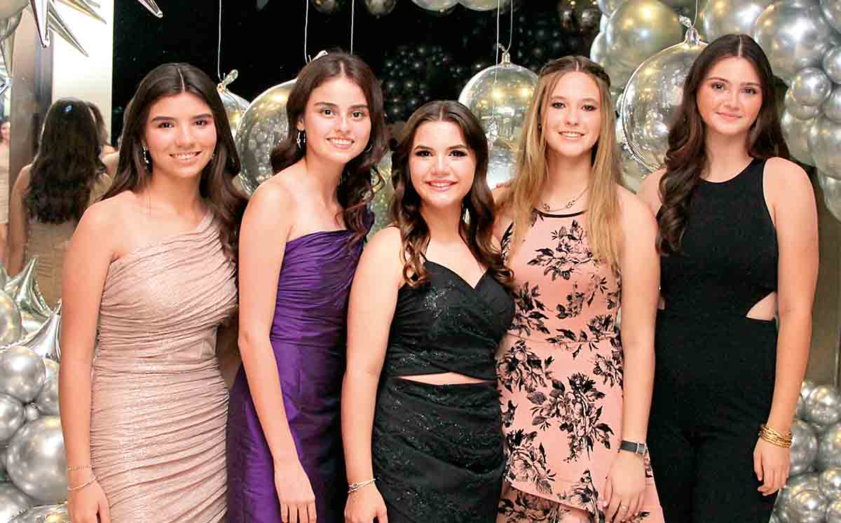 ANA REGINA ALTAMIRANO, MIRANDA GONZÁLEZ, FATIMA LACORTE, MARIFER GUTIÉRREZ Y MARCELA MADARIA orgullosas de culminar su etapa de secundaria