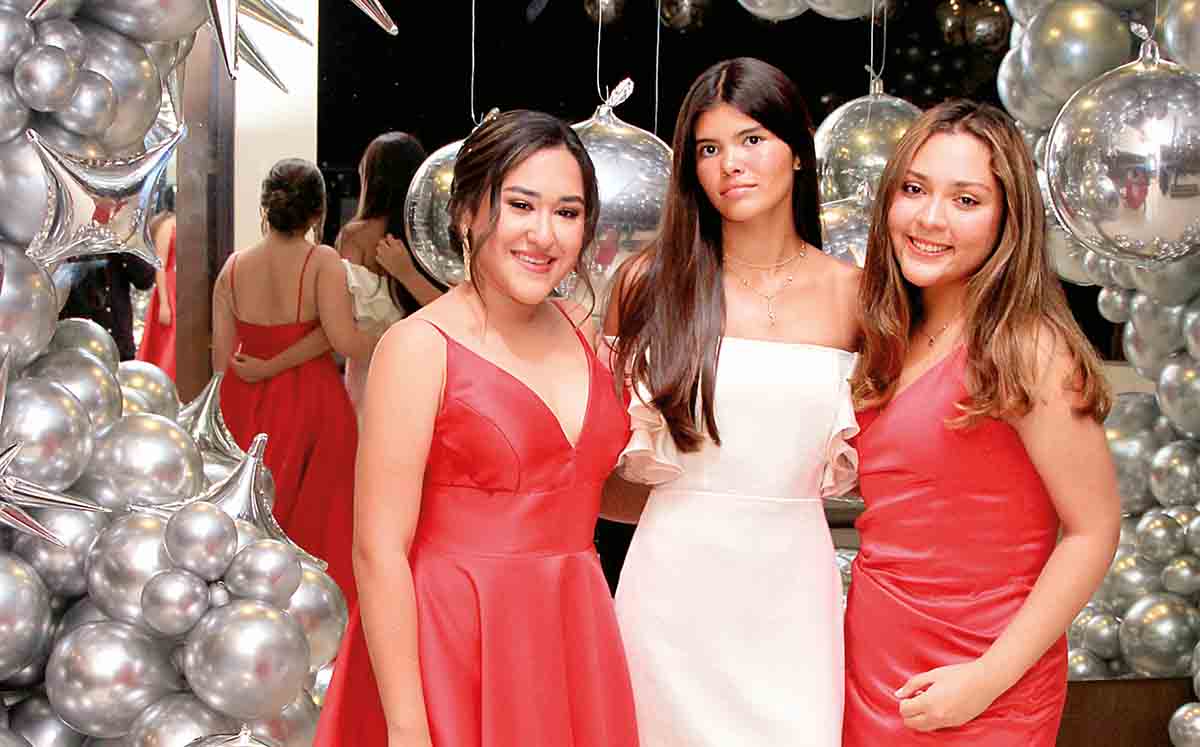 LUCIANA CASTILLO, GRECIA BARRIGUETE Y SOFÍA REYES luciendo fabulosas en su graduación