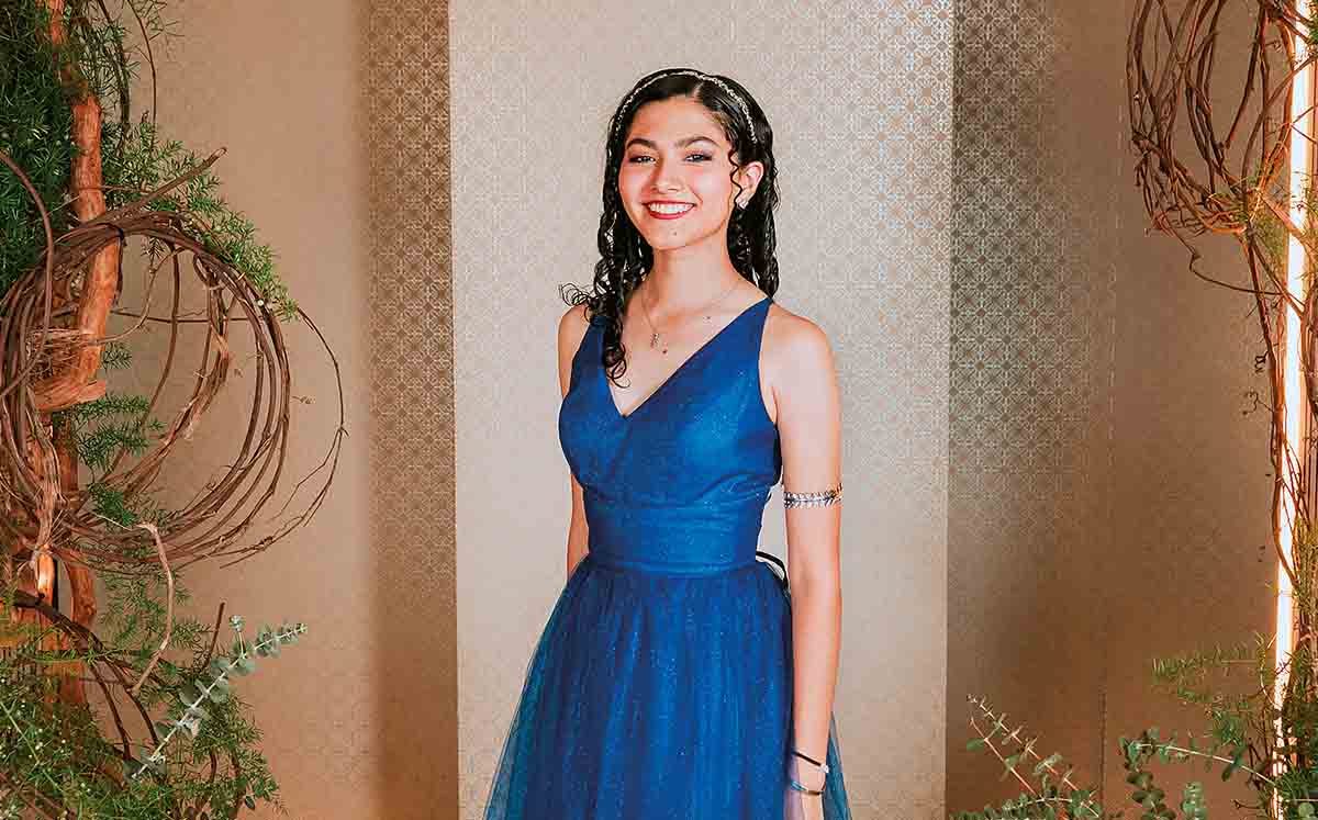 CRISTINA LÓPEZ feliz de culminar sus estudios de preparatoria