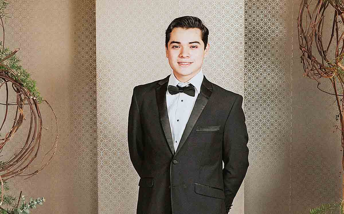 EMILIO CERVANTES feliz en su graduación