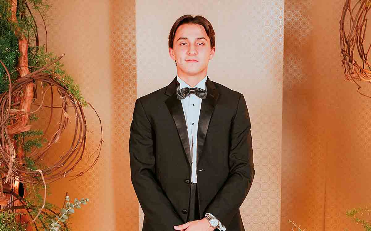GILBERTO GONZÁLEZ orgulloso de finalizar su etapa en la preparatoria de La Salle