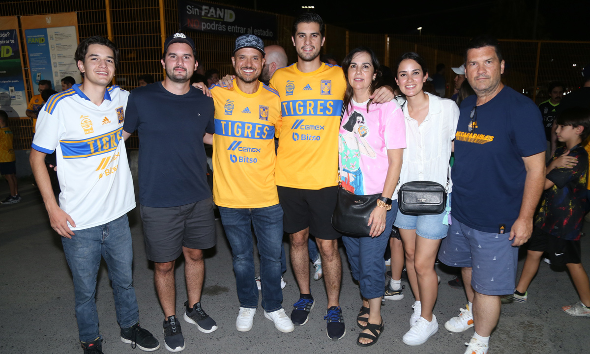 Sebastián Weigend, Diego Weigend, Eduardo Weigend, Rodrigo Weigend, Ale Palacios, Ale Weigend y Sergio Weigend / Foto: Roberto Alvarado