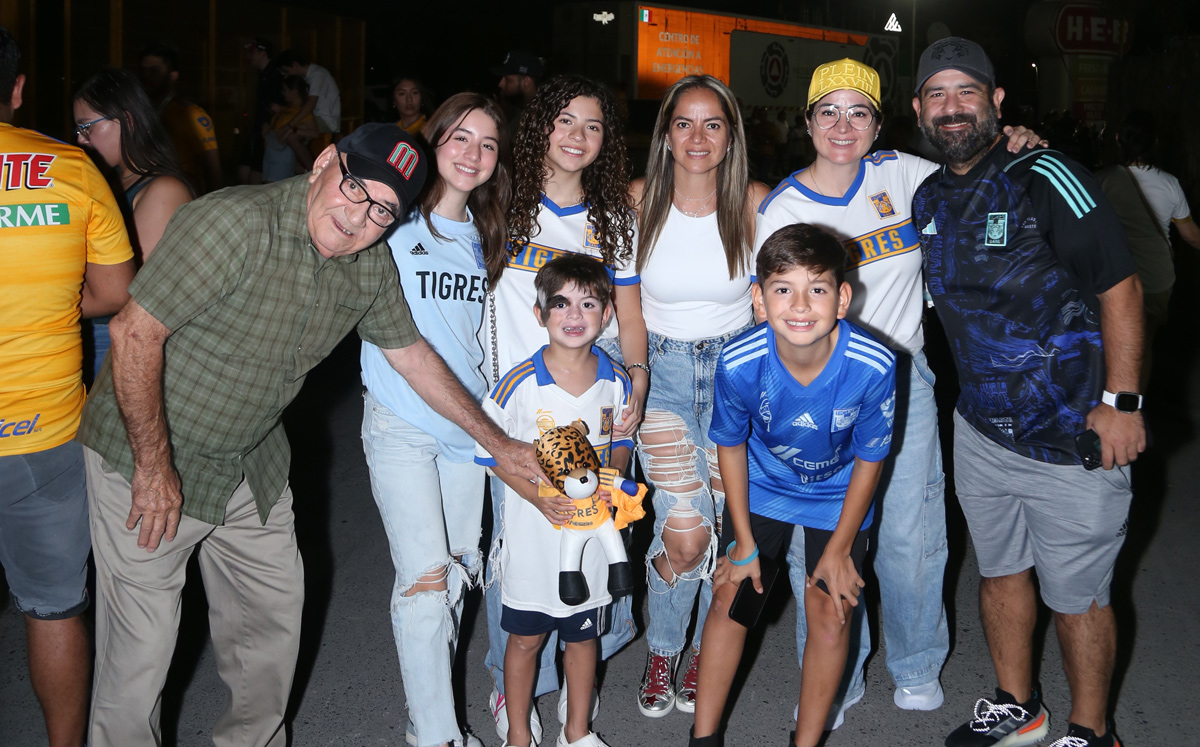 Marco Dávila, Roberta Peña, Carolina Gómez, Ale Dávila, Lily Dávila, Alejandro Gómez, Darío Peña y Marcelo Peña / Foto: Roberto Alvarado