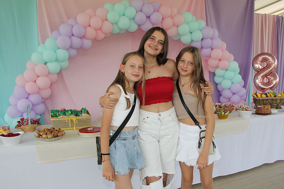 Megan Rodrik, Alexa Rodrik y Anya Rodrik.