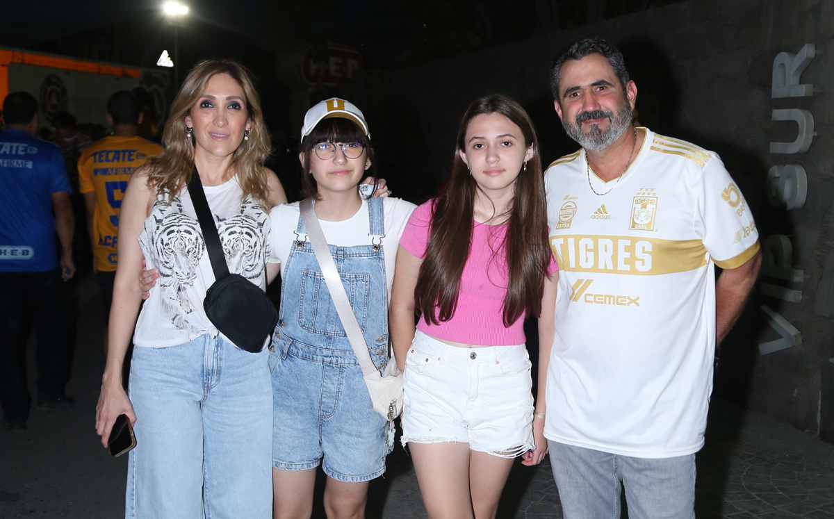 Rosario Gámez de Garza, Ximena Garza, Julieta Garza y Luis Garza / Foto: Roberto Alvarado
