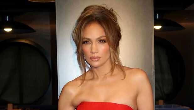 Jennifer Lopez comprueba cómo se lleva el vestido rojo perfecto (Foto: Instagram)