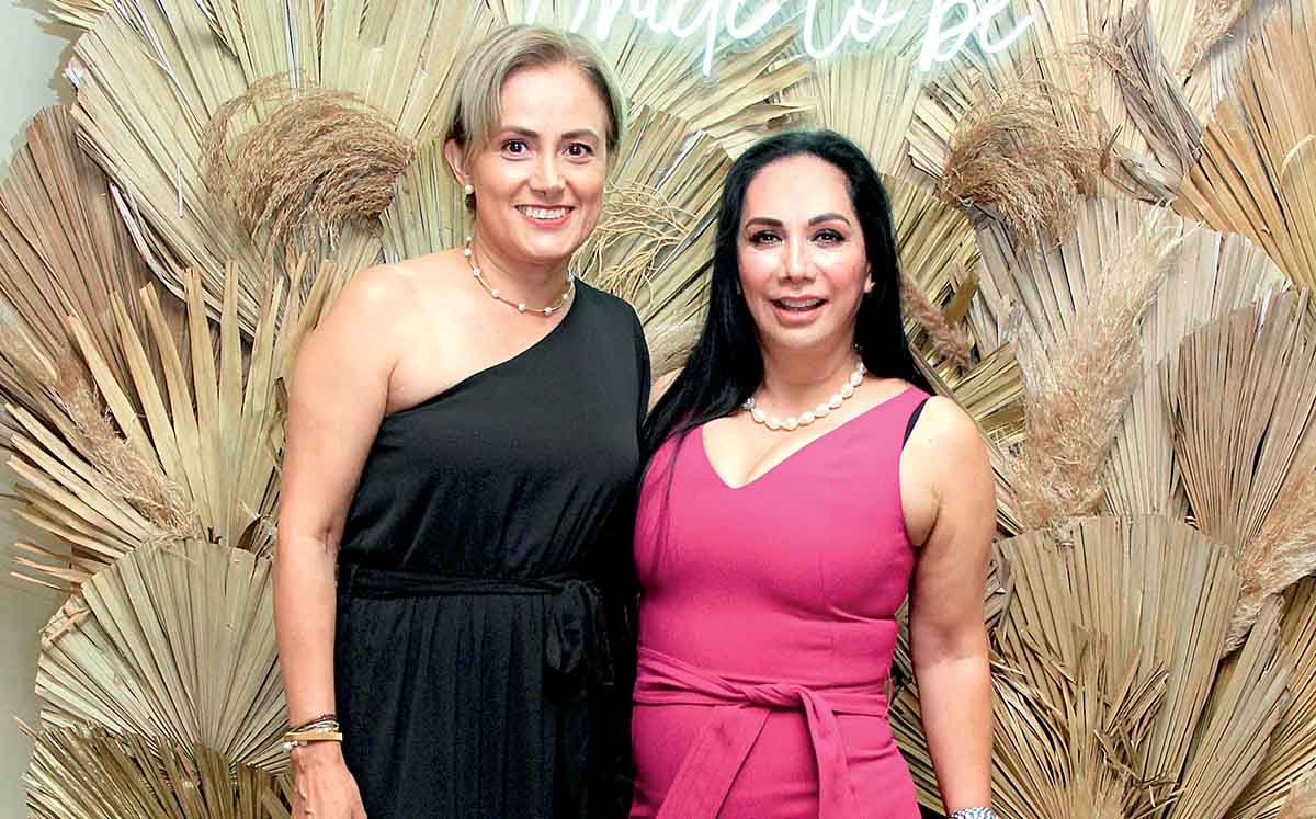 MARTHA MARIN Y PATY SANTOSCOY