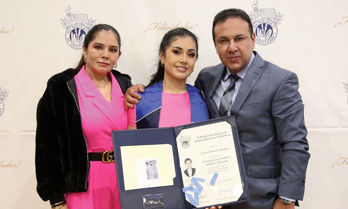 Dora Romero, Ximena González y Jorge Romero