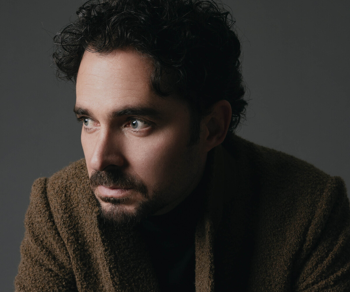 El actor es protagonista de ¿Quién mató a Sara?, la serie latina más vista de Netflix en el mundo.