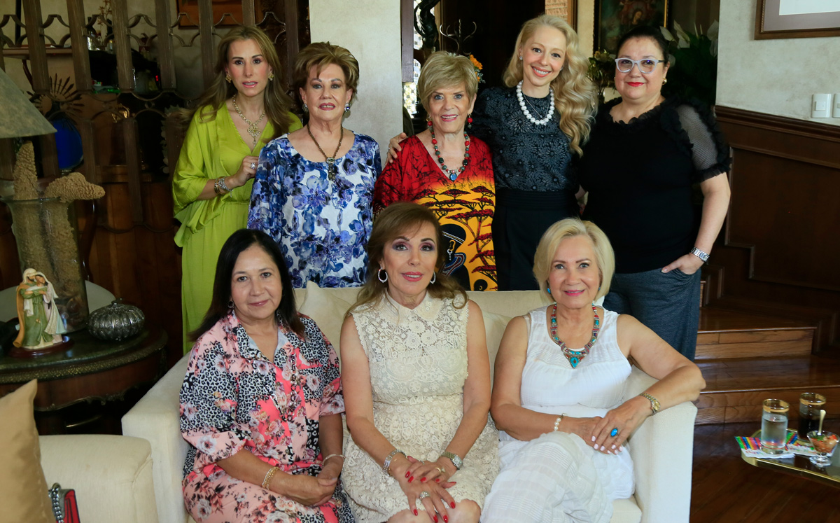 La festejada junto a un grupo de amigas / Foto: Omar Valdez